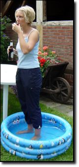 F&uuml;sse im Wasser, Bier in der Hand und Roten im Mund. Kann es unserer Melle besser gehen??