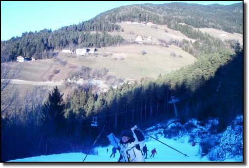 Die Talabfahrt - im Hintergrund sieht man, wieviel NATURSCHNEE wir hatten! Skifahren war aber trotzdem sehr gut m&ouml;glich!