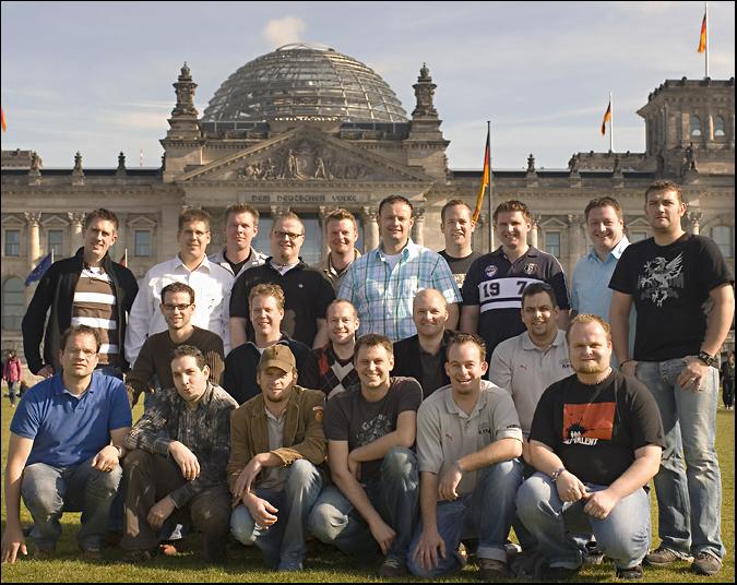 21 Schickermänner vorm Berliner Reichstag (07.10.2007)